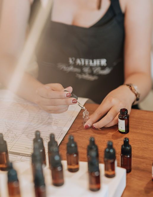 Hướng Dẫn Pha Chế Nước Hoa Tại Nhà: Sử Dụng Hoa Tươi Và Tinh Dầu Gốc Từ nguyenlieunuochoa.vn